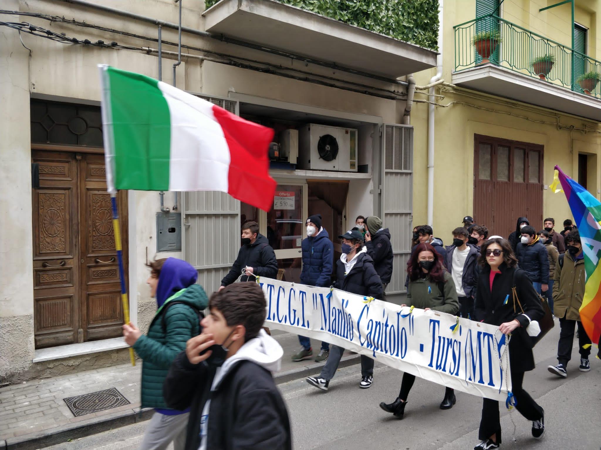 Gli studenti dell’Istituto “M. Capitolo” hanno manifestato per la pace e per dire “basta” alla guerra in Ucraina